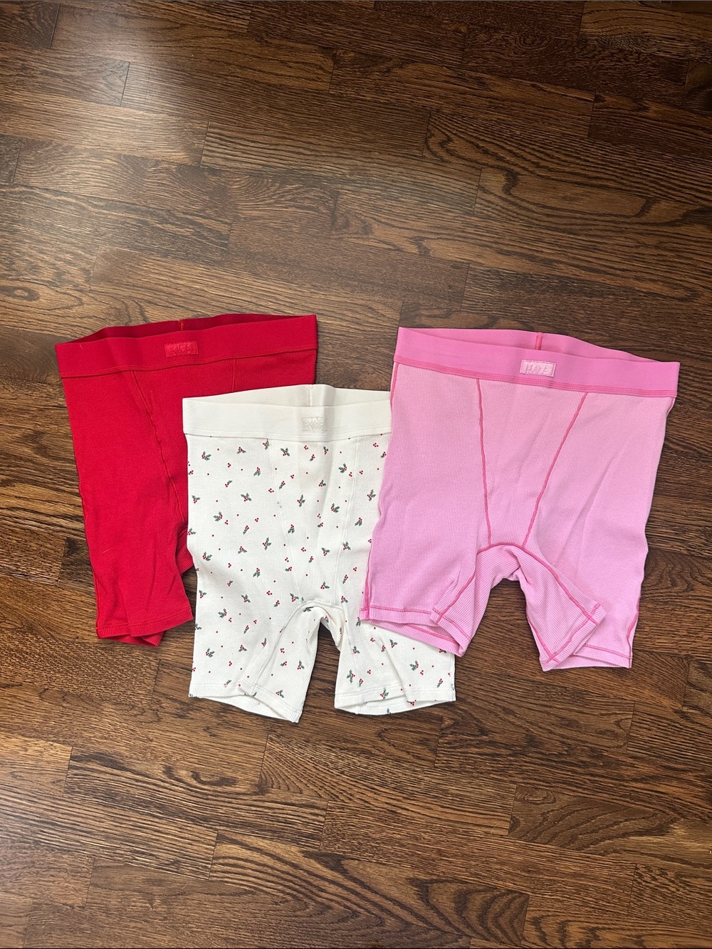 SKIMS Holiday Cotton Rib Boxer Set of 3 | Red Pink Holly Print | NWOT - Picture 1 of 4